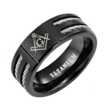 Nuevo mens negro titanio anillo masónico grabado latino en el interior